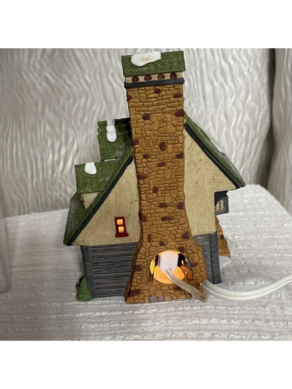 Dept 56 Heritage North Pole Series “Elf Bunkhouse” Light & Box Mint #5601-4